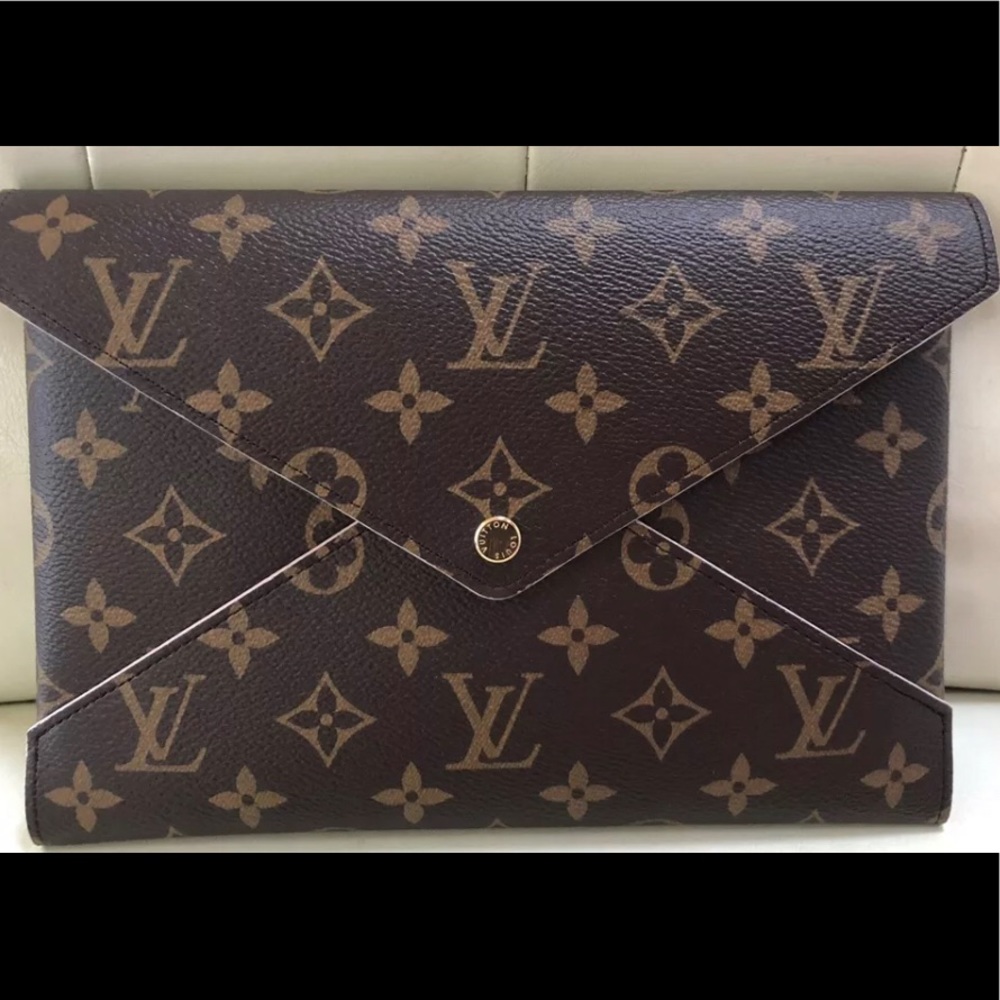 Gorgeous Excellent Condition Louis Vuitton Clutch